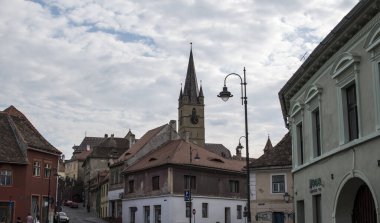 Katolik Kilisesi 'nin kulesi Katolik kilisesinin en uzun mimari unsurudur. Katolik haçının tepesinde bir ya da daha fazla büyük çan ve saat bulunur..