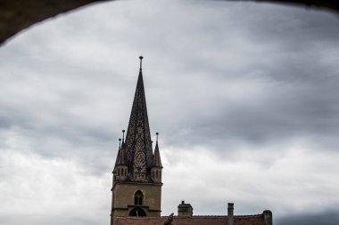 Katolik Kilisesi 'nin kulesi Katolik kilisesinin en uzun mimari unsurudur. Katolik haçının tepesinde bir ya da daha fazla büyük çan ve saat bulunur..