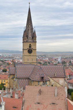 Katolik Kilisesi 'nin kulesi Katolik kilisesinin en uzun mimari unsurudur. Katolik haçının tepesinde bir ya da daha fazla büyük çan ve saat bulunur..