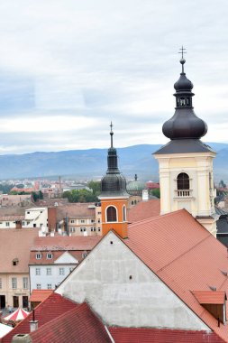 Katolik Kilisesi 'nin kulesi Katolik kilisesinin en uzun mimari unsurudur. Katolik haçının tepesinde bir ya da daha fazla büyük çan ve saat bulunur..