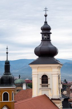 Katolik Kilisesi 'nin kulesi Katolik kilisesinin en uzun mimari unsurudur. Katolik haçının tepesinde bir ya da daha fazla büyük çan ve saat bulunur..