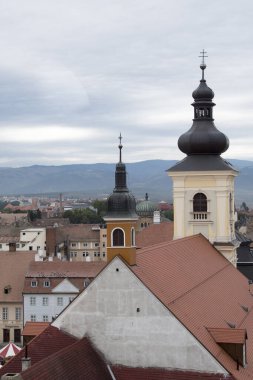 Katolik Kilisesi 'nin kulesi Katolik kilisesinin en uzun mimari unsurudur. Katolik haçının tepesinde bir ya da daha fazla büyük çan ve saat bulunur..
