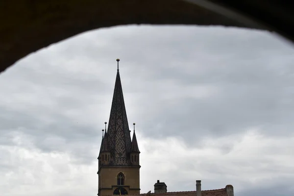 Toren Van Katholieke Kerk Het Hoogste Architectonische Element Van Katholieke — Stockfoto