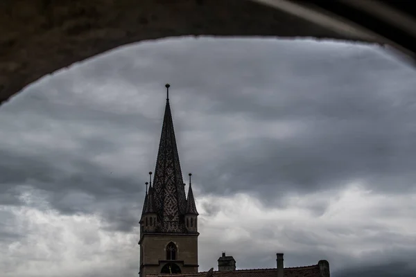 Der Turm Der Katholischen Kirche Ist Das Höchste Architektonische Element — Stockfoto