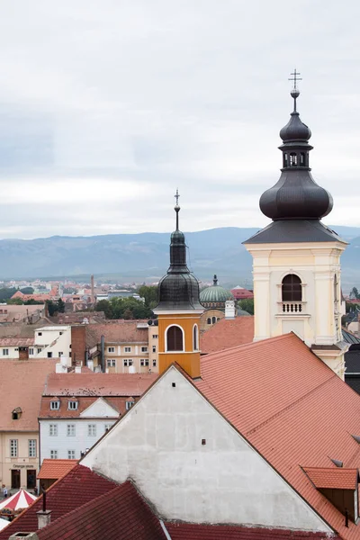 Katolik Kilisesi 'nin kulesi Katolik kilisesinin en uzun mimari unsurudur. Katolik haçının tepesinde bir ya da daha fazla büyük çan ve saat bulunur..