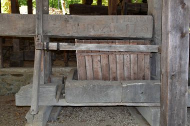 Üzüm, meyve veya yağ tohumu sıkmak için kullanılan ortaçağ presi, çeşitli meyvelerin doğal meyve suları elde etmek ve yağ tohumlarını sıkmak veya üzüm sıkmak için sıkıldığı mekanik bir basınçtır.