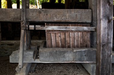 Üzüm, meyve veya yağ tohumu sıkmak için kullanılan ortaçağ presi, çeşitli meyvelerin doğal meyve suları elde etmek ve yağ tohumlarını sıkmak veya üzüm sıkmak için sıkıldığı mekanik bir basınçtır.
