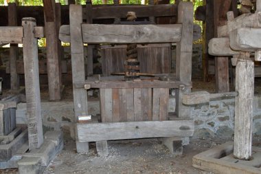 Üzüm, meyve veya yağ tohumu sıkmak için kullanılan ortaçağ presi, çeşitli meyvelerin doğal meyve suları elde etmek ve yağ tohumlarını sıkmak veya üzüm sıkmak için sıkıldığı mekanik bir basınçtır.