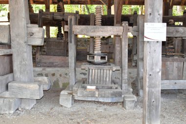 Üzüm, meyve veya yağ tohumu sıkmak için kullanılan ortaçağ presi, çeşitli meyvelerin doğal meyve suları elde etmek ve yağ tohumlarını sıkmak veya üzüm sıkmak için sıkıldığı mekanik bir basınçtır.