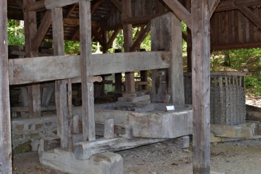 Üzüm, meyve veya yağ tohumu sıkmak için kullanılan ortaçağ presi, çeşitli meyvelerin doğal meyve suları elde etmek ve yağ tohumlarını sıkmak veya üzüm sıkmak için sıkıldığı mekanik bir basınçtır.