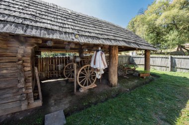 Sibiu ormanlarındaki Sura, arabaların, aletlerin, aletlerin, hayvanlarla dolu olduğu bir ev ya da çiftliğin ek binası, atölye işlevine sahip, çalışma tezgahları olan, ahşap kapılı, büyük kapılı