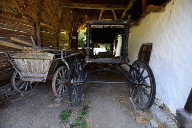 Sibiu ormanlarındaki Sura, arabaların, aletlerin, aletlerin, hayvanlarla dolu olduğu bir ev ya da çiftliğin ek binası, atölye işlevine sahip, çalışma tezgahları olan, ahşap kapılı, büyük kapılı
