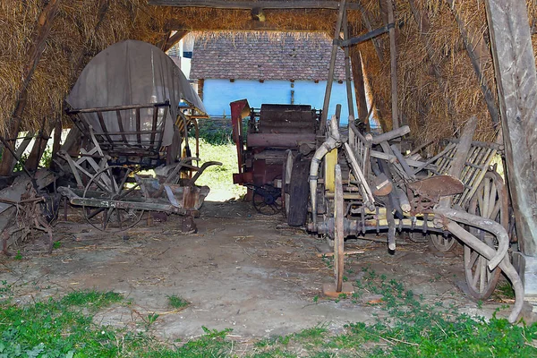 Sibiu ormanlarındaki Sura, arabaların, aletlerin, aletlerin, hayvanlarla dolu olduğu bir ev ya da çiftliğin ek binası, atölye işlevine sahip, çalışma tezgahları olan, ahşap kapılı, büyük kapılı
