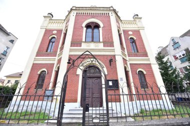 Sinagog, Musevi ya da Mozaik mezhebinin ibadete adanmış ve tüm İbrani İncili 'ni okuyan ibadethanesidir. Sinagogda okumak, sosyalleşmek veya ofisler için küçük odalar da bulunabilir..