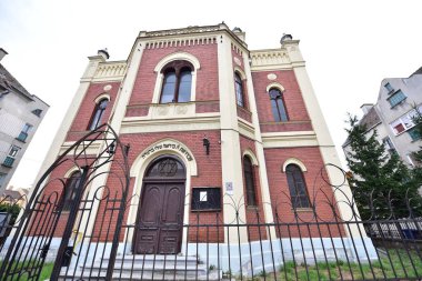 Sinagog, Musevi ya da Mozaik mezhebinin ibadete adanmış ve tüm İbrani İncili 'ni okuyan ibadethanesidir. Sinagogda okumak, sosyalleşmek veya ofisler için küçük odalar da bulunabilir..