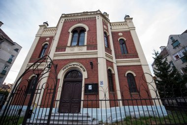 Sinagog, Musevi ya da Mozaik mezhebinin ibadete adanmış ve tüm İbrani İncili 'ni okuyan ibadethanesidir. Sinagogda okumak, sosyalleşmek veya ofisler için küçük odalar da bulunabilir..