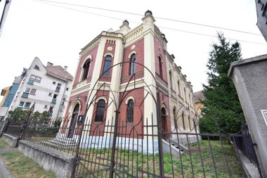 Sinagog, Musevi ya da Mozaik mezhebinin ibadete adanmış ve tüm İbrani İncili 'ni okuyan ibadethanesidir. Sinagogda okumak, sosyalleşmek veya ofisler için küçük odalar da bulunabilir..