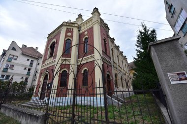 Sinagog, Musevi ya da Mozaik mezhebinin ibadete adanmış ve tüm İbrani İncili 'ni okuyan ibadethanesidir. Sinagogda okumak, sosyalleşmek veya ofisler için küçük odalar da bulunabilir..