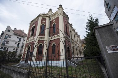 Sinagog, Musevi ya da Mozaik mezhebinin ibadete adanmış ve tüm İbrani İncili 'ni okuyan ibadethanesidir. Sinagogda okumak, sosyalleşmek veya ofisler için küçük odalar da bulunabilir..