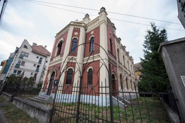 Sinagog, Musevi ya da Mozaik mezhebinin ibadete adanmış ve tüm İbrani İncili 'ni okuyan ibadethanesidir. Sinagogda okumak, sosyalleşmek veya ofisler için küçük odalar da bulunabilir..