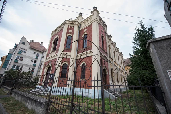 Sinagog, Musevi ya da Mozaik mezhebinin ibadete adanmış ve tüm İbrani İncili 'ni okuyan ibadethanesidir. Sinagogda okumak, sosyalleşmek veya ofisler için küçük odalar da bulunabilir..