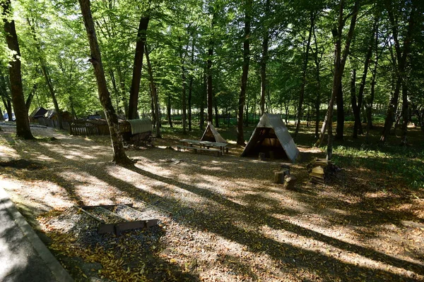 Sibiu Ormanı 'ndaki çingenelerin kamp ve satraları, demircinin atölyesinin düzenlendiği büyük çadırı, çingenelerin uyuduğu küçük çadırı, barakalı arabayı ve masayı kapsıyor.