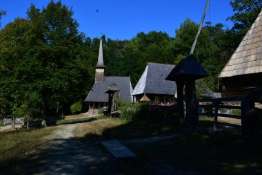 Romanya topraklarında yer alan coğrafi ve etnik kültür bölgesinde yer alan Maramures köyü, Maramures Buhranı ve Oas, Gutai, Tibles ve Rodna dağlarının yamaçlarından meydana gelmiştir.