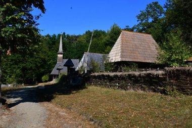 Romanya topraklarında yer alan coğrafi ve etnik kültür bölgesinde yer alan Maramures köyü, Maramures Buhranı ve Oas, Gutai, Tibles ve Rodna dağlarının yamaçlarından meydana gelmiştir.