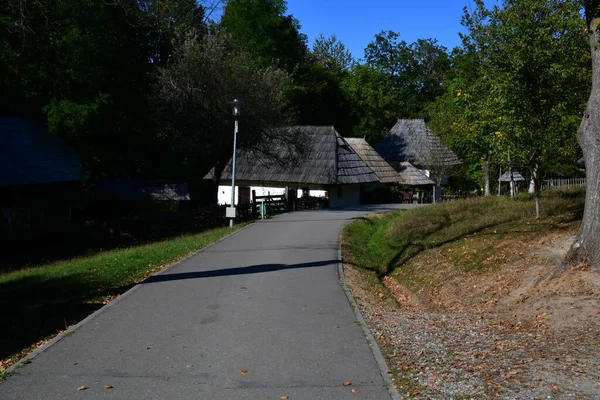 Romanya topraklarında yer alan coğrafi ve etnik kültür bölgesinde yer alan Maramures köyü, Maramures Buhranı ve Oas, Gutai, Tibles ve Rodna dağlarının yamaçlarından meydana gelmiştir.