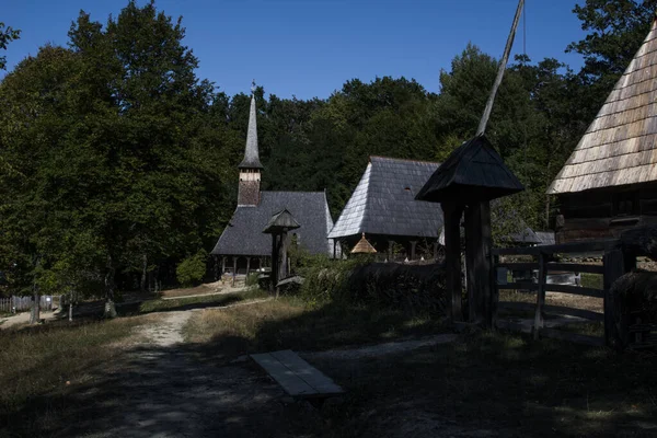 Romanya topraklarında yer alan coğrafi ve etnik kültür bölgesinde yer alan Maramures köyü, Maramures Buhranı ve Oas, Gutai, Tibles ve Rodna dağlarının yamaçlarından meydana gelmiştir.