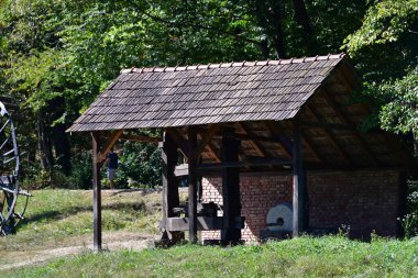 Ortaçağ hidrolik tekerleği ahşaptan yapılmıştı ve değirmenlerde un üretmek için kullanılıyordu. Ayrıca kereste ve taş kesmekte de kullanılıyordu.