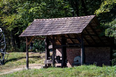 Ortaçağ hidrolik tekerleği ahşaptan yapılmıştı ve değirmenlerde un üretmek için kullanılıyordu. Ayrıca kereste ve taş kesmekte de kullanılıyordu.