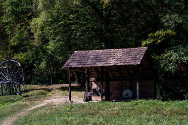 Ortaçağ hidrolik tekerleği ahşaptan yapılmıştı ve değirmenlerde un üretmek için kullanılıyordu. Ayrıca kereste ve taş kesmekte de kullanılıyordu.