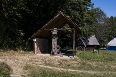 Ortaçağ hidrolik tekerleği ahşaptan yapılmıştı ve değirmenlerde un üretmek için kullanılıyordu. Ayrıca kereste ve taş kesmekte de kullanılıyordu.