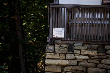 Ortaçağ hidrolik tekerleği ahşaptan yapılmıştı ve değirmenlerde un üretmek için kullanılıyordu. Ayrıca kereste ve taş kesmekte de kullanılıyordu.