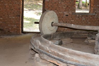 Ortaçağ hidrolik tekerleği ahşaptan yapılmıştı ve değirmenlerde un üretmek için kullanılıyordu. Ayrıca kereste ve taş kesmekte de kullanılıyordu.