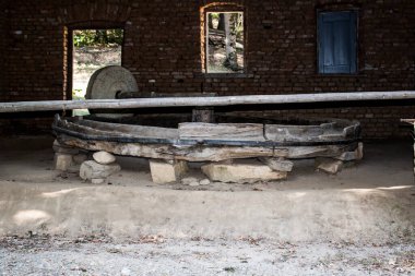 Ortaçağ hidrolik tekerleği ahşaptan yapılmıştı ve değirmenlerde un üretmek için kullanılıyordu. Ayrıca kereste ve taş kesmekte de kullanılıyordu.