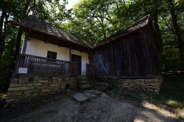 Ortaçağ hidrolik tekerleği ahşaptan yapılmıştı ve değirmenlerde un üretmek için kullanılıyordu. Ayrıca kereste ve taş kesmekte de kullanılıyordu.