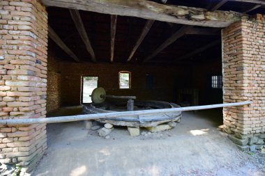 Ortaçağ hidrolik tekerleği ahşaptan yapılmıştı ve değirmenlerde un üretmek için kullanılıyordu. Ayrıca kereste ve taş kesmekte de kullanılıyordu.