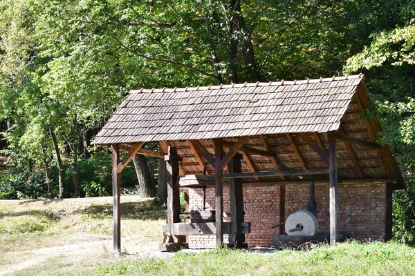 Ortaçağ hidrolik tekerleği ahşaptan yapılmıştı ve değirmenlerde un üretmek için kullanılıyordu. Ayrıca kereste ve taş kesmekte de kullanılıyordu.