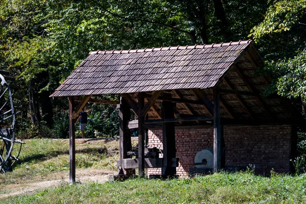Ortaçağ hidrolik tekerleği ahşaptan yapılmıştı ve değirmenlerde un üretmek için kullanılıyordu. Ayrıca kereste ve taş kesmekte de kullanılıyordu.