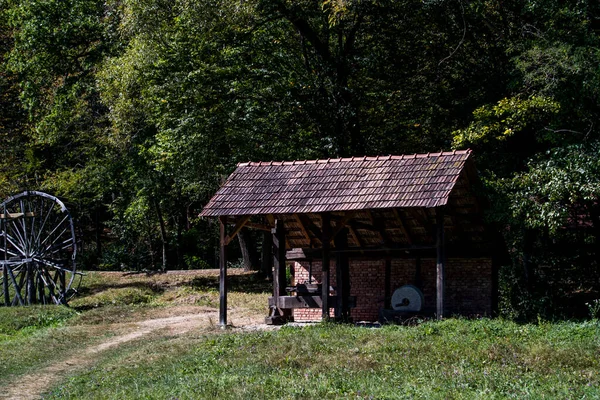 Ortaçağ hidrolik tekerleği ahşaptan yapılmıştı ve değirmenlerde un üretmek için kullanılıyordu. Ayrıca kereste ve taş kesmekte de kullanılıyordu.