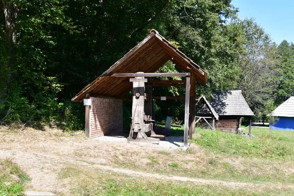 Ortaçağ hidrolik tekerleği ahşaptan yapılmıştı ve değirmenlerde un üretmek için kullanılıyordu. Ayrıca kereste ve taş kesmekte de kullanılıyordu.