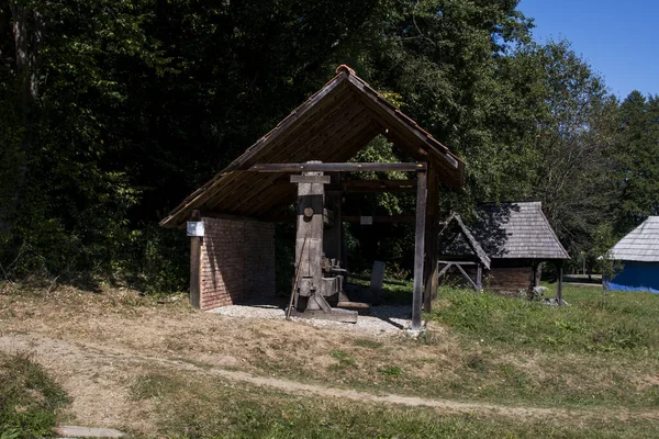 Ortaçağ hidrolik tekerleği ahşaptan yapılmıştı ve değirmenlerde un üretmek için kullanılıyordu. Ayrıca kereste ve taş kesmekte de kullanılıyordu.