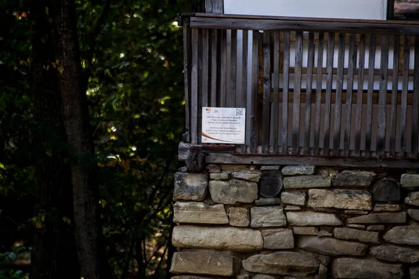 Ortaçağ hidrolik tekerleği ahşaptan yapılmıştı ve değirmenlerde un üretmek için kullanılıyordu. Ayrıca kereste ve taş kesmekte de kullanılıyordu.