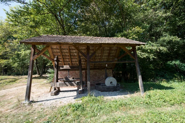 Ortaçağ hidrolik tekerleği ahşaptan yapılmıştı ve değirmenlerde un üretmek için kullanılıyordu. Ayrıca kereste ve taş kesmekte de kullanılıyordu.