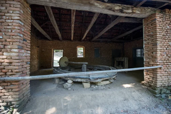 Ortaçağ hidrolik tekerleği ahşaptan yapılmıştı ve değirmenlerde un üretmek için kullanılıyordu. Ayrıca kereste ve taş kesmekte de kullanılıyordu.