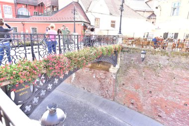 Sibiu 'dan gelen yalanlar köprüsü, Küçük Meydan' ı halk arasında yalanlar köprüsü olarak adlandırılan Huet Meydanı 'na bağlayan yaya geçididir.