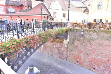 Sibiu 'dan gelen yalanlar köprüsü, Küçük Meydan' ı halk arasında yalanlar köprüsü olarak adlandırılan Huet Meydanı 'na bağlayan yaya geçididir.