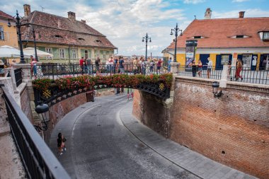 Sibiu 'dan gelen yalanlar köprüsü, Küçük Meydan' ı halk arasında yalanlar köprüsü olarak adlandırılan Huet Meydanı 'na bağlayan yaya geçididir.